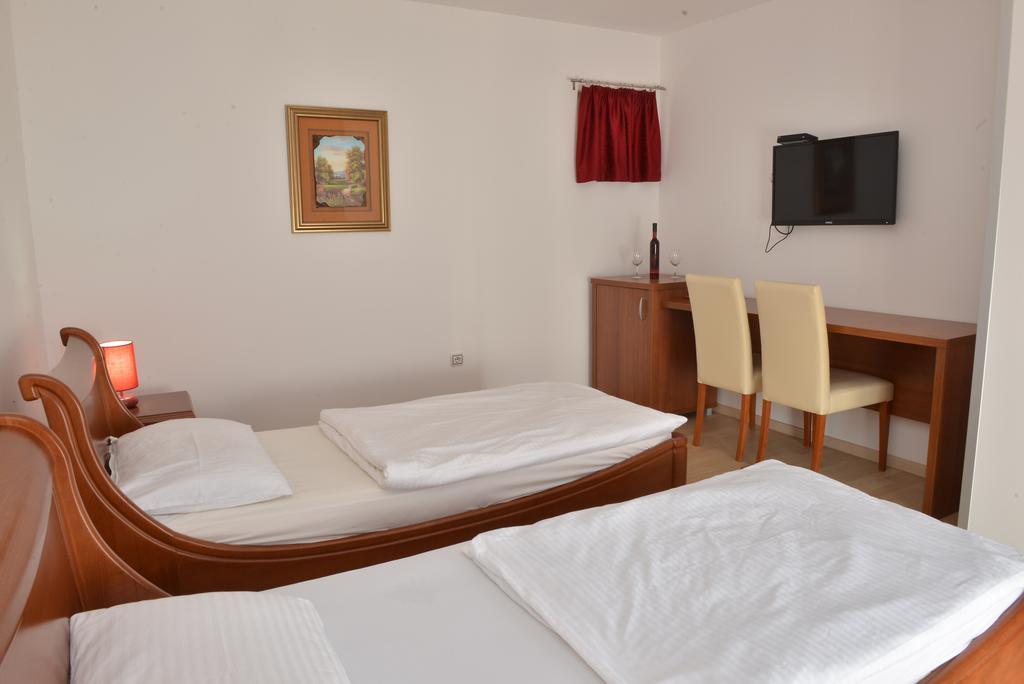 Apartment And Rooms In Club Indija 외부 사진