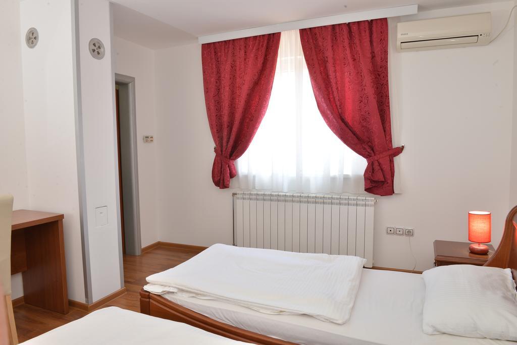 Apartment And Rooms In Club Indija 외부 사진